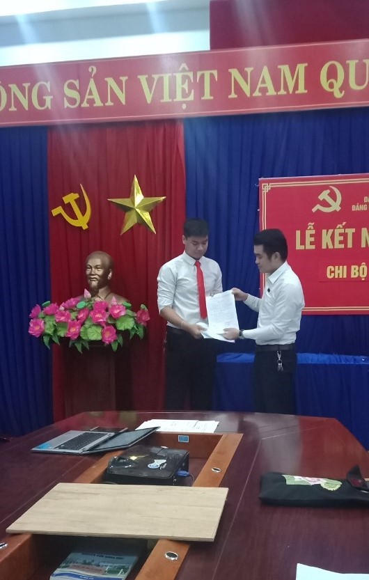 Đồng chí Trương Trung Phương trao quyết định kết nạp đảng viên